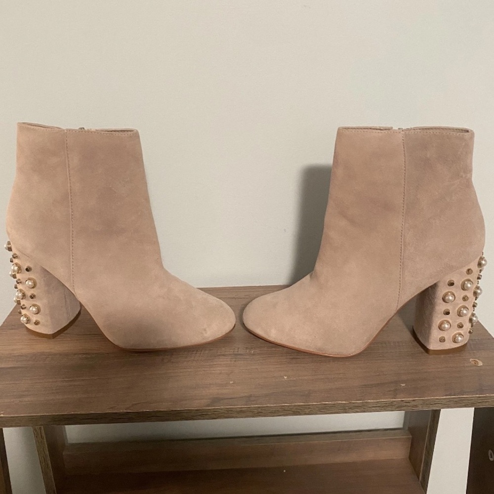 Steve Madden Yvette 6M Pearl Stud Block Heel Boots Beige Suede Business Formal